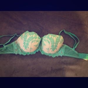 Victoria’s secret mint green & pink Bra 👑